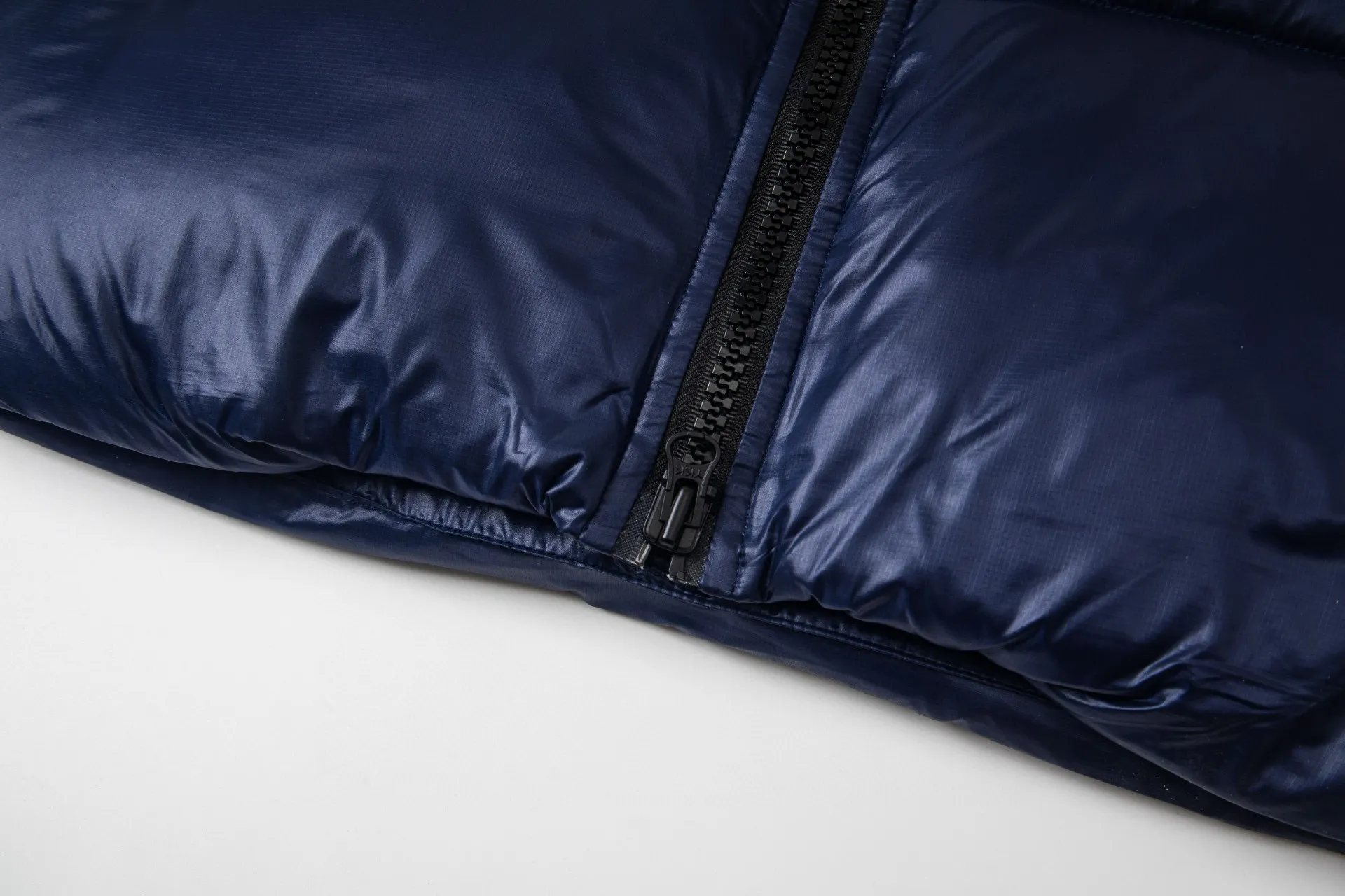 P790 model number: G122 Canada Goose's new Crofton series of lightweight couple's hooded down jacket 1️⃣The fabric is made of recycled Feather-Light tear-resistant fabric, which is ultra-light and has no sense of weight on the upper body. The unique black label highlights the temperament. The interior is filled with white duck down, making the upper body very light and comfortable! 2️⃣It is very youthful and energetic, and can be easily worn by both men and women. It is very in line with the fashion aesthetic concepts of today's young people! 3️⃣ Full set of customized accessories, complete with three standards, same style for men and women, a must-have for couples Color: Picture color Size: S, M, L, XL
